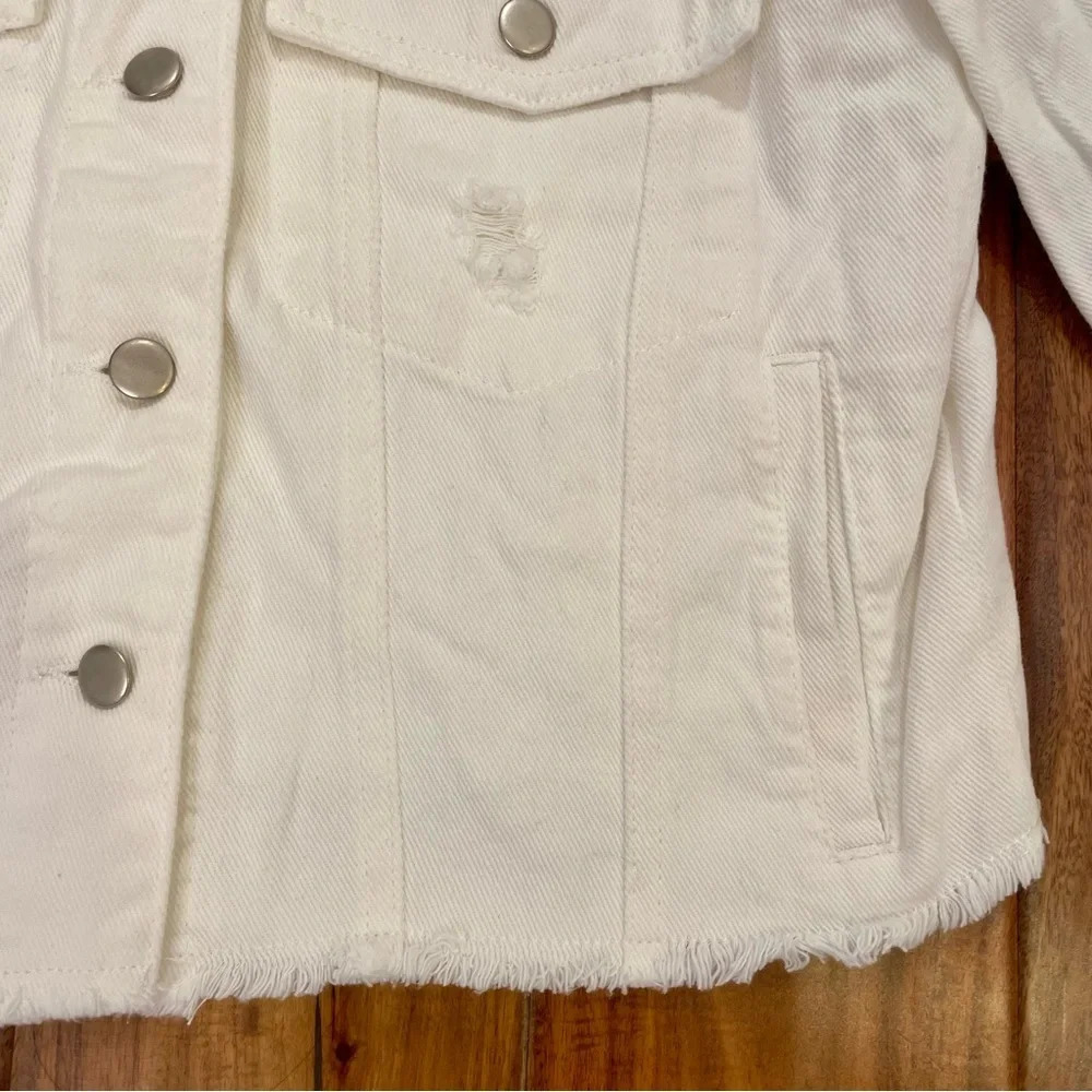 Honey Punch Women’s White Distressed Denim Jacket w/ Green Fur Collar Size Small - Picture 12 of 16